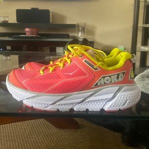 HOKA One One Clifton Women’s Coral/White/Yellow Size 6.5